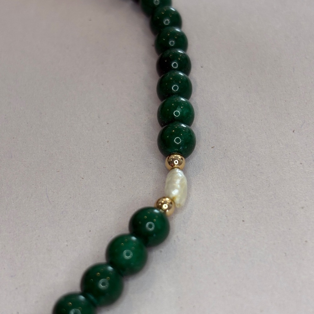 Vintage-Inspired Green Beaded Necklace – 16" with Gold Tone Clasp & Faux Pearls - Picture 3 of 13
